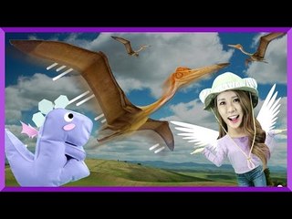 Julie's Dinosaur Story 'Quetzalcoatlus' | CarrieAndEnglish