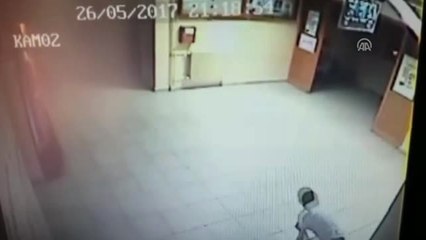 Hırsızlık Zanlılarının Emeklemesi Güvenlik Kamerasında