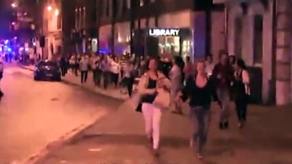 Bière à la main, il marche alors que tout le monde court