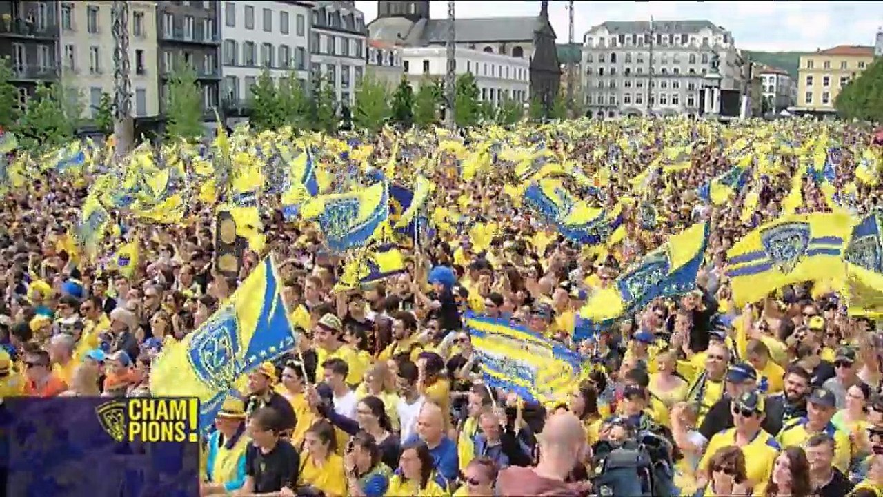 Rugby : les joueurs de Clermont présentent le bouclier de Brennus à leurs supporters