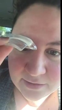 Cette femme essaye du maquillage pour sourcils.. FAIL