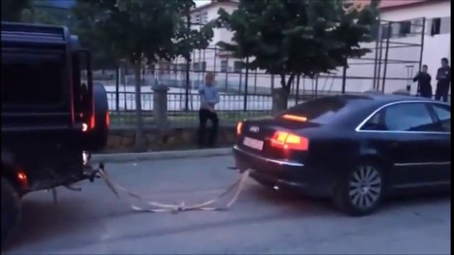 Concours de russes entre 2 voitures... Qui tire l'autre ? Audi vs Mercedes