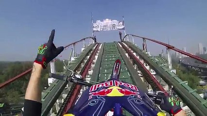 Percorre con la sua moto le montagne russe: un'impresa da pazzi!