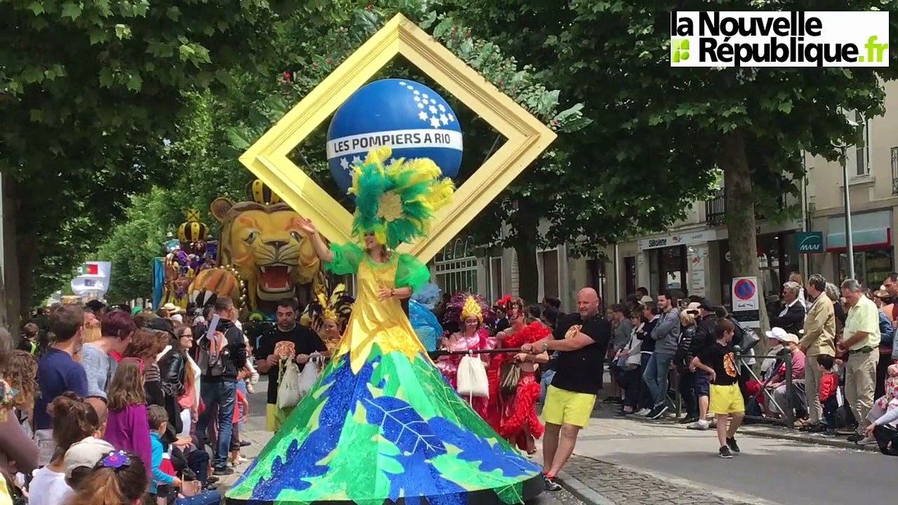VIDEO. Parthenay : neuf chars défilent à la cavalcade