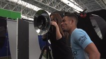 Gabriel Jesus trola Sterling em sessão de fotos no City: 'beautiful'