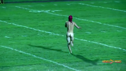 Sem roupa, em direto e... no meio do relvado