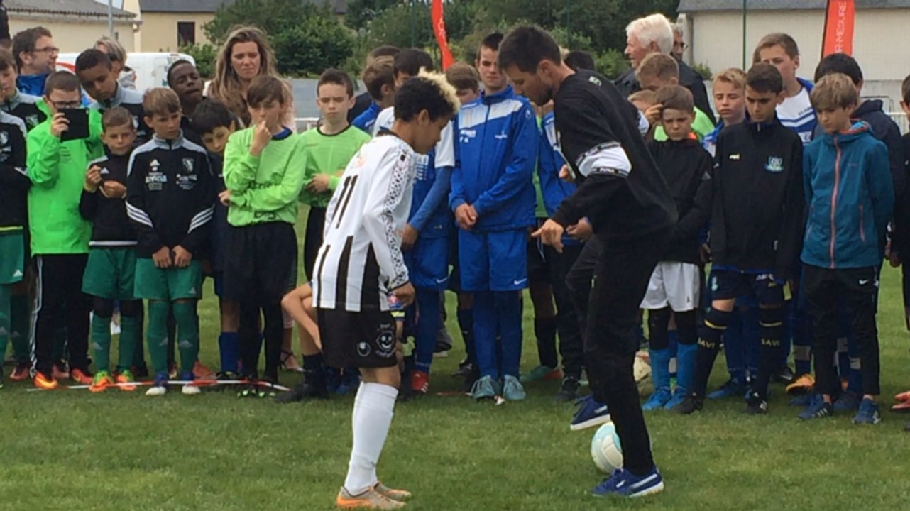Les enfants subjugués par les freestyleurs
