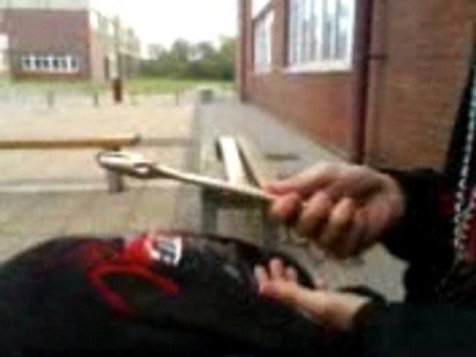 vladimir entrain de baizer avec sa clef a molette :D