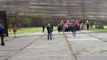 идёт процессия с венками Саласпилсский мемориал 11 4 2017 Латвия