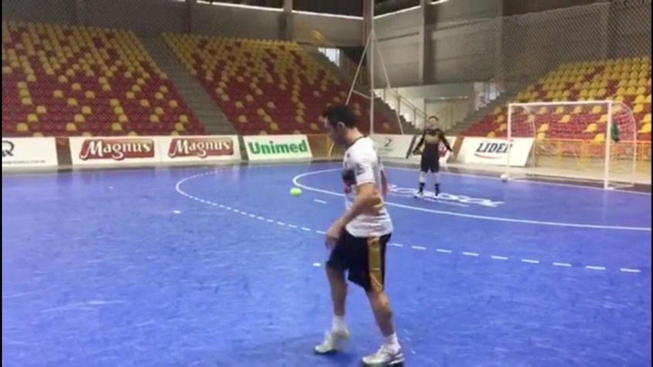 tenis de falcao futsal