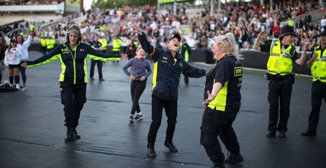 "One Love Manchester" : les policiers dansent avec le public