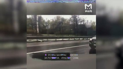 Ce qu'ils font en roulant dans leur voiture a été filmé par la voiture à coté. C'est chaudement dangereux !