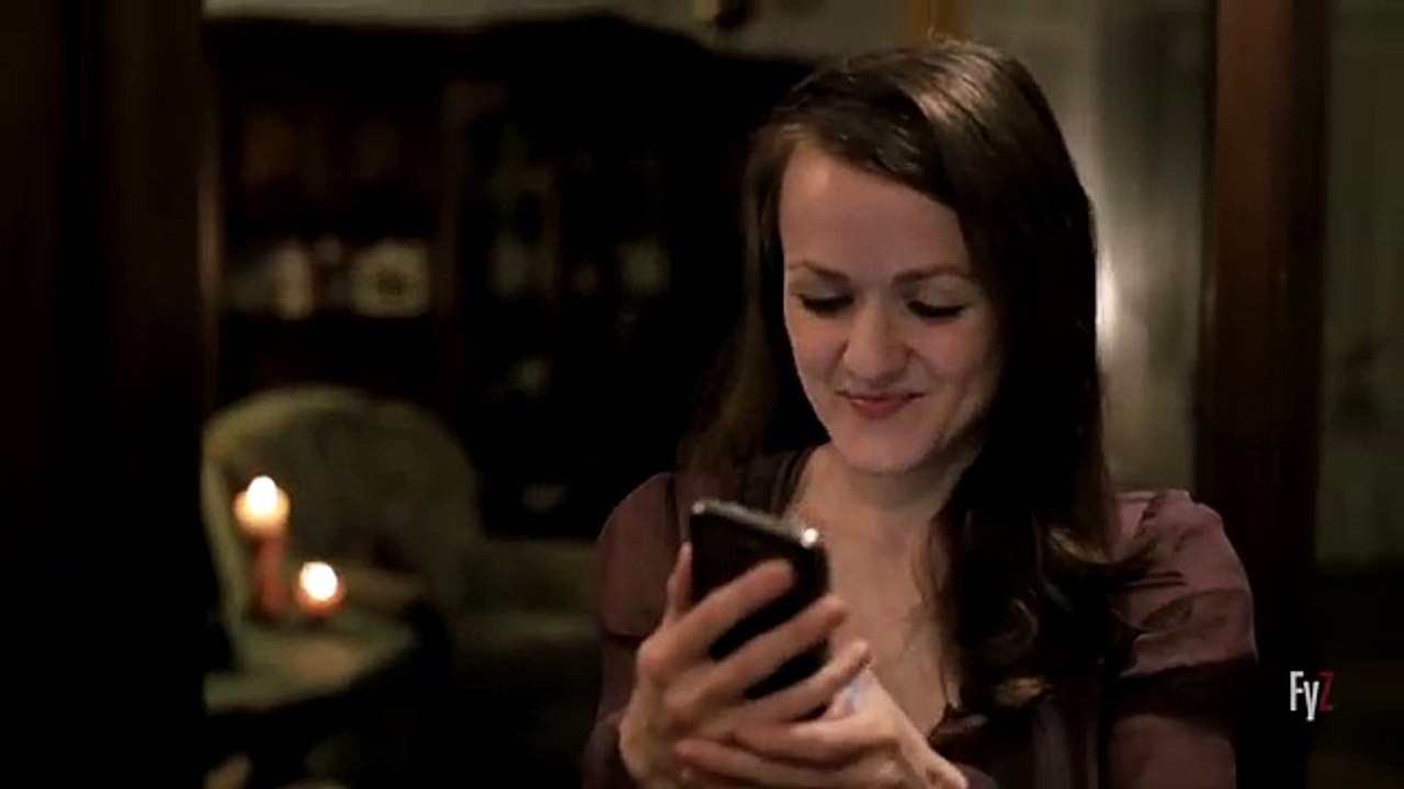 Elle prend un selfie mais lorsqu'elle le regarde, elle découvre un homme dans sa maison ! Flippant !