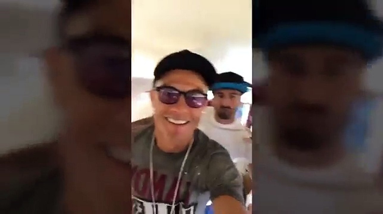 Cristiano Ronaldo bailando en el avión y su novia se ríe de cómo se divierte