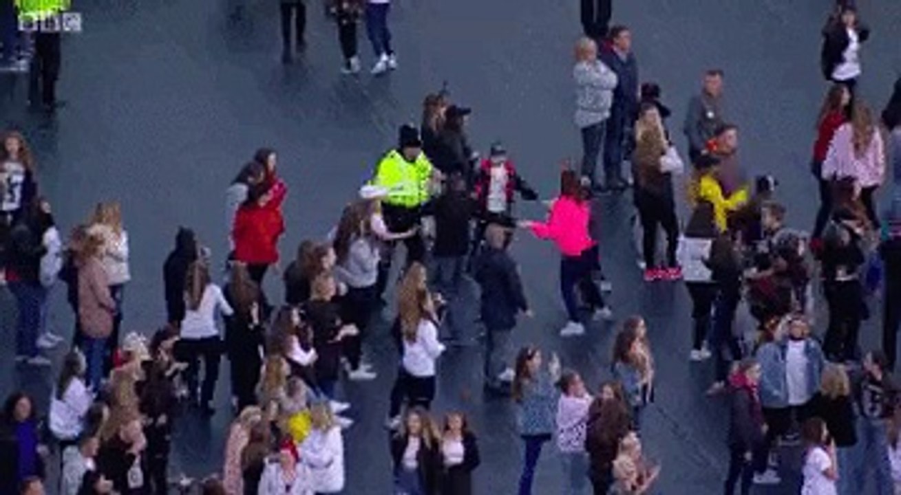 MAGNIFIQUE. Un policier fait la ronde avec des enfants lors du concert #OneLoveManchester