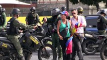 Militares venezolanos impiden con gases plantón de opositores
