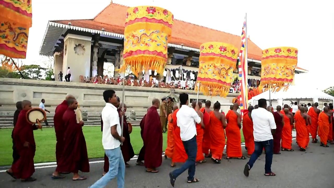 Sri Lankan Buddhist monks attend ceremony for flood victims