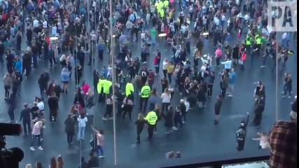 Estos bailes de la policía con fans de Manchester te emocionarán