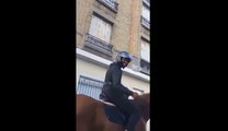 Un jeune se balade à cheval dans le centre ville de Montreuil.