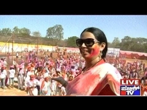 KPCC Women's Wing Head Lakshmi Hebbalkar Celebrates Holi With Youngsters