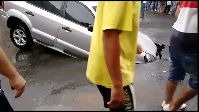 Cette voiture se fait avaler par un trou géant en pleine route!