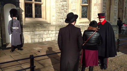Des touristes ont balancé un gant sur un garde royal pour voir si il le leur rendrait... Perdu
