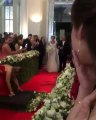 Une demoiselle d'honneur se tape la honte de sa vie en plein mariage