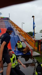 Des policiers Ecossais s'amusent à faire du toboggan