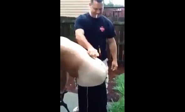 Il allume un feu d'artifice entre ses fesses.