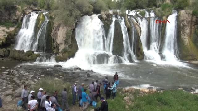 Van Muradiye Şelalesi Çöplerden Temizlendi