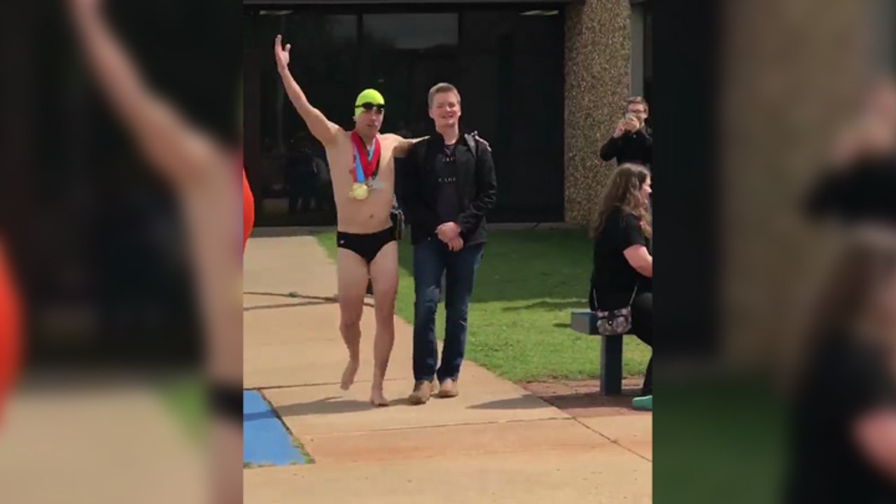 Un papa vient chercher son fils à l'école en slip de bain