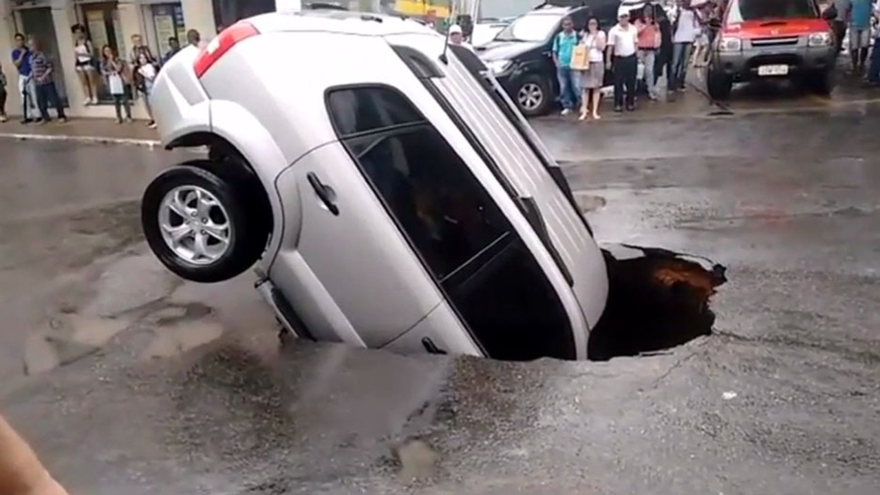 Une voiture tombe dans un trou sur la route
