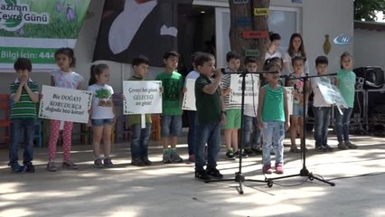 Gazetelerden Abiye, Plastik Tabaklardan Gelinlik... Atık Malzeme Defilesine Yoğun İlgi