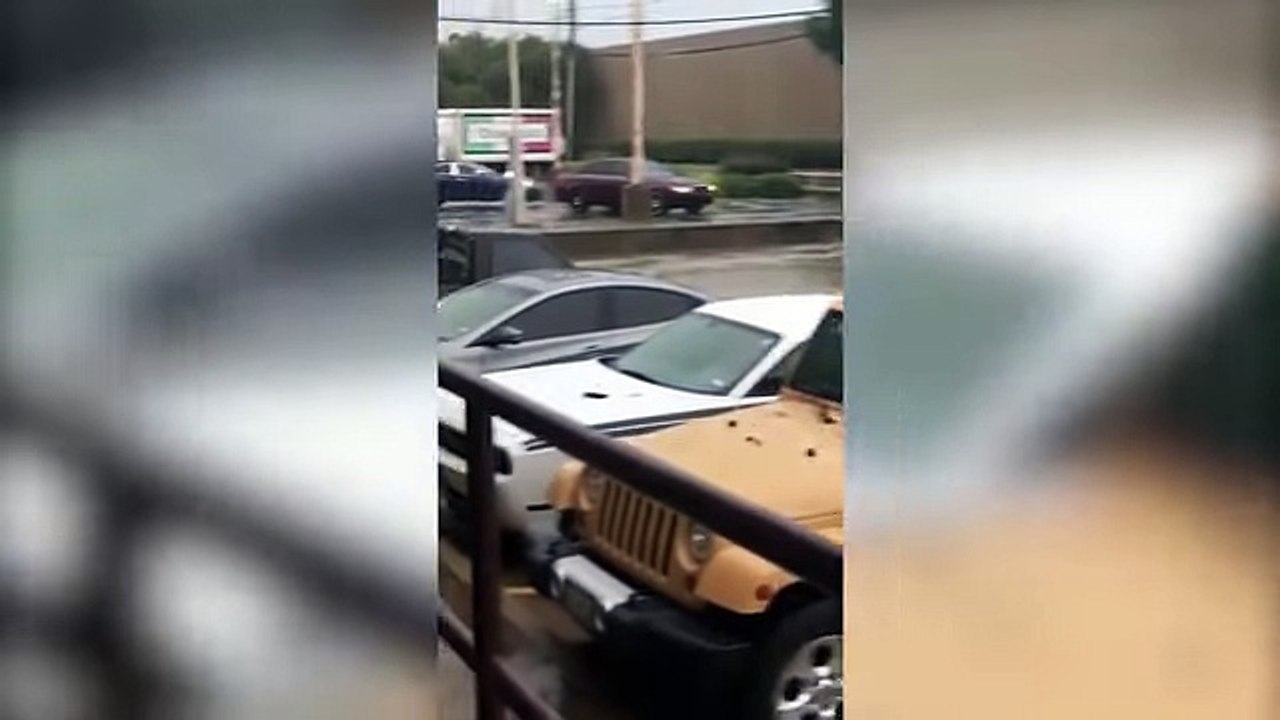 Une voiture en feu lors d'inondations, un tractopelle vient aider les pompiers