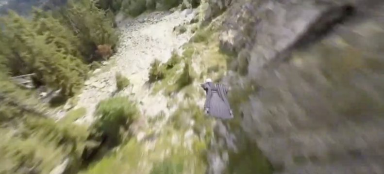 Le vol incroyable et dangereux de Graham Dickinson en wingsuit