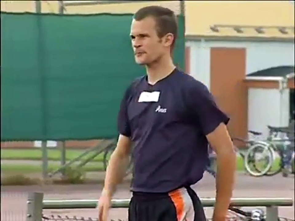 Un coureur s'entraine à franchir de très hautes haies