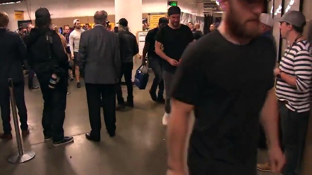 Hockey sur glace - P.K. Subban chambre Sidney Crosby avec du bain de bouche