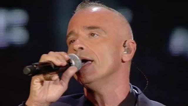 Dedica d'amore di Eros Ramazzotti alla moglie, ma un particolare non sfugge al pubblico