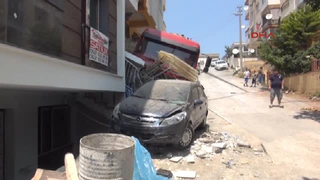 Izmir Kamyonun Freni Boşaldı, Facianın Eşiğinden Dönüldü
