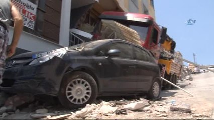 El Freni Çekilmeyen Vinç 2 Otomobili Biçerek Apartman Balkonuna Çarptı