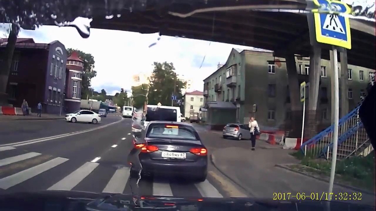 Une femme a la mauvaise idée de traverser une route en étant au téléphone