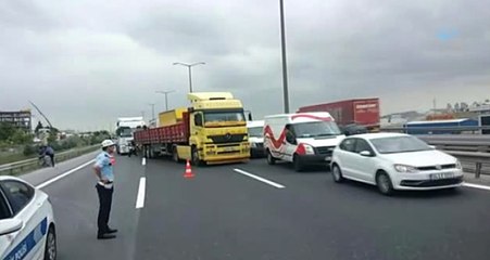 TEM'de TIR ve Kamyonetler Birbirine Girdi, Trafik Felç Oldu