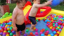 Y bolas divertido Niños patio de recreo piscina diapositiva nadando con Wather