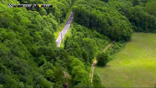 Le peloton s'étire à l'approche des 20 derniers km / The peloton is stretching with 20 km to go - Etape 3 / Stage 3 - Critérium du Dauphiné 2017