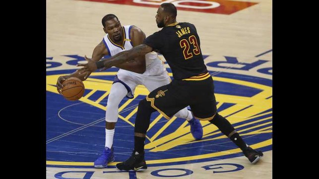 NBA - Lebron James : Deux spectateurs se battent devant le joueur en tribunes (vidéo)