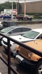 Un chargeur sur pneus prend la place des pompiers et éteint une voiture en feu