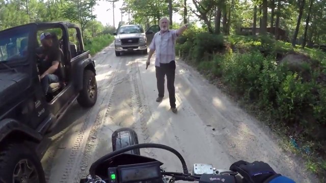 Ce fou menace des motards avec un flingue !