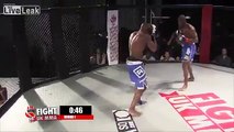 Un arbitre de MMA étouffe un combattant qui n’arrête pas de marteler l'adversaire après que la cloche a sonné