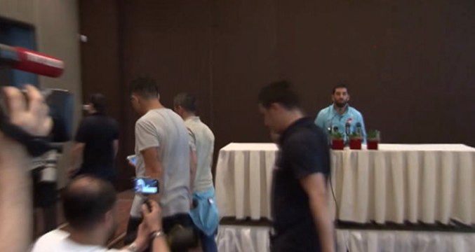 Gazeteci Döven Arda Turan'ın Basın Toplantısını Basın Mensupları Terk Etti