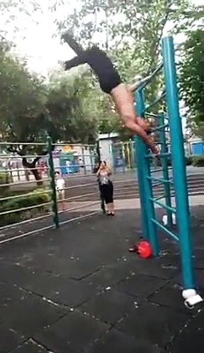 Un homme fait l'homme drapeau en Hong Kong !! Incroyable